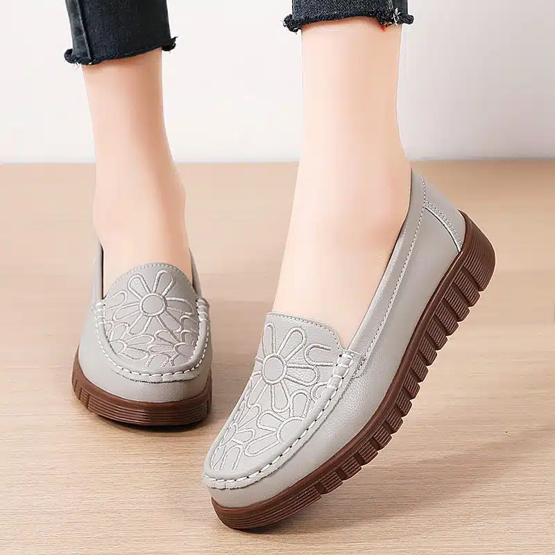 O1CN01qkIvAv1w9sZSHLARh_!!2214287566266-0-cib New embroidered genuine leather moccasins women's shoes - Image 1