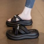 New soft-soled non-slip flip flops high-end rhinestone thick-soled beach sandals - Image 2