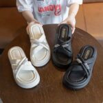 New soft-soled non-slip flip flops high-end rhinestone thick-soled beach sandals - Image 4